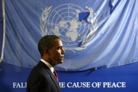Americký prezident s vlajkou OSN, která přežila útok v Bagdádu.